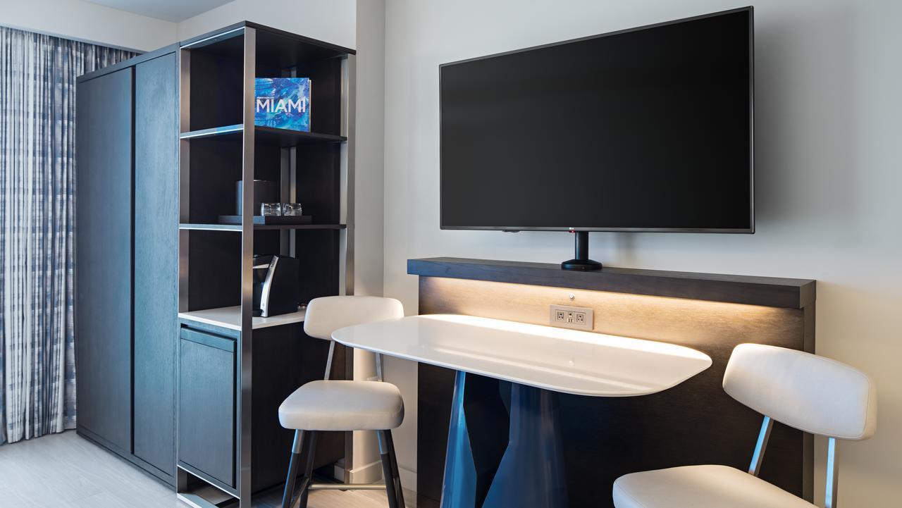 Chambre avec 2 Lits Queen-Size et Balcon - Baignoire Accessible aux Personnes à Mobilité Réduite